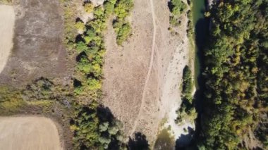 Bulgaristan 'ın Lovech Bölgesi' ndeki Aglen köyü yakınlarından geçen Vit Nehri 'nin şaşırtıcı hava manzarası