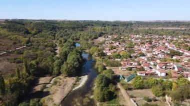Bulgaristan 'ın Lovech Bölgesi' ndeki Aglen köyü yakınlarından geçen Vit Nehri 'nin şaşırtıcı hava manzarası