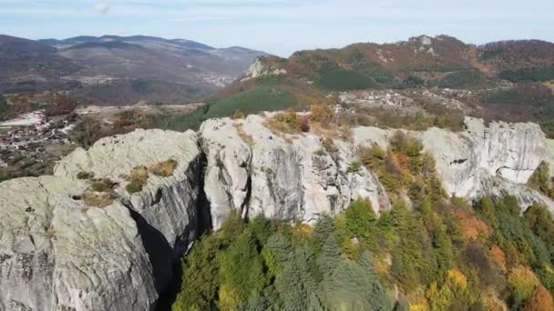 Belintash的空中秋景 位于保加利亚罗德普山脉的古代圣地 献给萨巴索斯神 — 图库视频影像