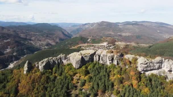 Воздушный Осенний Вид Белинташ Древнее Святилище Посвященное Богу Сабазиосу Горах — стоковое видео