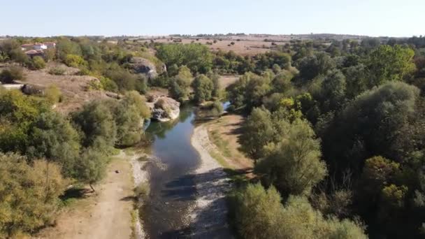 ビット川の素晴らしい空中ビュー アレンの村の近くを通過 Lovech地域 ブルガリア — ストック動画