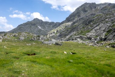 Bulgaristan 'ın Kalin tepeleri yakınlarındaki Rila Dağı' nın İnanılmaz Yaz Manzarası