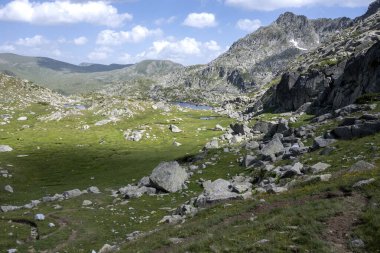 Bulgaristan 'ın Kalin tepeleri yakınlarındaki Rila Dağı' nın İnanılmaz Yaz Manzarası