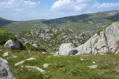 Bulgaristan 'ın Kalin tepeleri yakınlarındaki Rila Dağı' nın İnanılmaz Yaz Manzarası