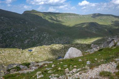 Bulgaristan 'ın Kalin tepeleri yakınlarındaki Rila Dağı' nın İnanılmaz Yaz Manzarası