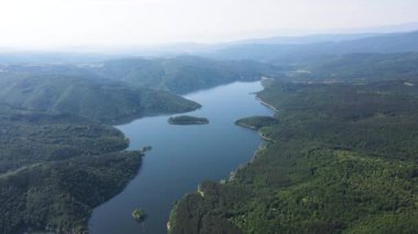 Topolnitsa Reservoir, Sredna Gora Dağı, Bulgaristan 'ın yay manzarası