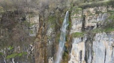 Bulgaristan 'ın Balkan Dağları' nın Zasele köyü yakınlarındaki Skaklya Şelalesi 'nin hava manzarası