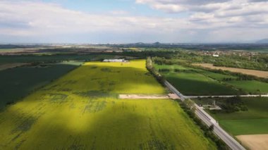 Bulgaristan 'ın Filibe Bölgesi' nin Kostievo köyü yakınlarındaki Blooming tecavüz tarlasının hava manzarası