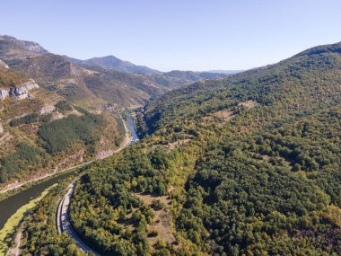 Bulgaristan 'ın Balkan Dağları yakınlarındaki Iskar boğazının şaşırtıcı hava manzarası