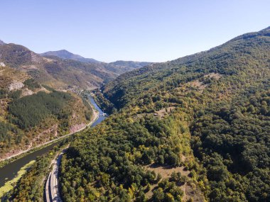 Bulgaristan 'ın Balkan Dağları yakınlarındaki Iskar boğazının şaşırtıcı hava manzarası