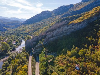 Bulgaristan 'ın Balkan Dağları yakınlarındaki Iskar boğazının şaşırtıcı hava manzarası
