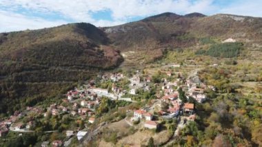 Bulgaristan 'ın Filibe Bölgesi' ndeki Oreshets Köyü yakınlarındaki Rodop Dağları 'nın Sonbahar havası manzarası