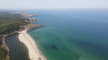 Bulgaristan 'ın Burgaz Bölgesi Sinemorets köyü, Veleka Nehri' nin ağzındaki sahil manzarası