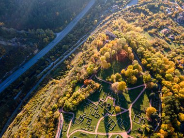Bulgaristan 'ın Pernik kenti yakınlarındaki Ortaçağ Krakra kalesinin hava manzarası