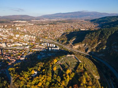 Bulgaristan 'ın Pernik kenti yakınlarındaki Ortaçağ Krakra kalesinin hava manzarası