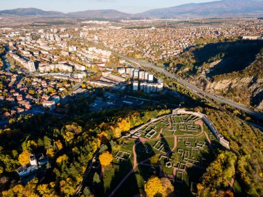 Bulgaristan 'ın Pernik kenti yakınlarındaki Ortaçağ Krakra kalesinin hava manzarası