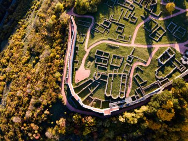 Bulgaristan 'ın Pernik kenti yakınlarındaki Ortaçağ Krakra kalesinin hava manzarası