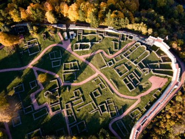 Bulgaristan 'ın Pernik kenti yakınlarındaki Ortaçağ Krakra kalesinin hava manzarası