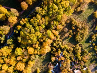 Bulgaristan 'ın Pernik kenti yakınlarındaki Ortaçağ Krakra kalesinin hava manzarası