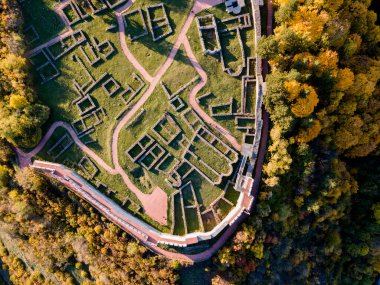 Bulgaristan 'ın Pernik kenti yakınlarındaki Ortaçağ Krakra kalesinin hava manzarası