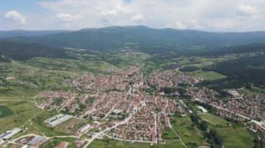 Bulgaristan 'ın Pazardzhik bölgesinin tarihi Strelcha kentinin Aerial Spring manzarası