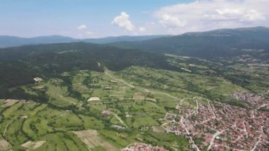 Bulgaristan 'ın Pazardzhik bölgesinin tarihi Strelcha kentinin Aerial Spring manzarası