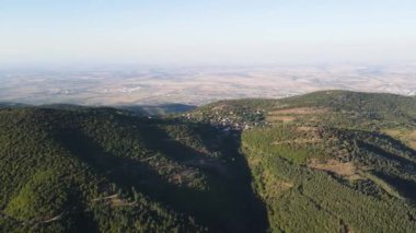 Bulgaristan 'ın Filibe Bölgesi Yavrovo köyü yakınlarındaki Rodopes Dağı' nın hava manzarası
