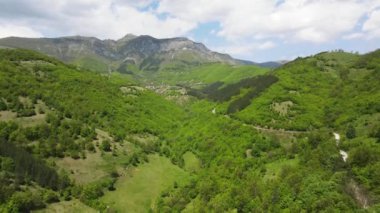 Ochindol, Vratsa bölgesi, Balkan Dağları, Bulgaristan yakınlarındaki Iskar Nehri Boğazı 'nın hava manzarası