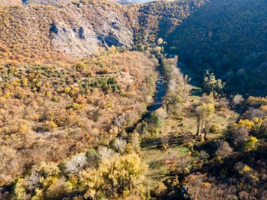 Bulgaristan 'ın Zemen Vadisi, Kyustendil Bölgesi' nin Sonbahar havası manzarası