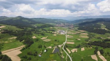 Bulgaristan 'ın Sofya Bölgesi Koprivshtitsa kasabası yakınlarındaki Sredna Gora Dağı' nın hava manzarası