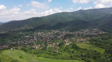 Bulgaristan 'ın Pernik bölgesindeki Rudartsi Köyü yakınlarındaki Vitosha Dağı' nın şaşırtıcı hava manzarası