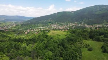 Bulgaristan 'ın Pernik bölgesindeki Rudartsi Köyü yakınlarındaki Vitosha Dağı' nın şaşırtıcı hava manzarası