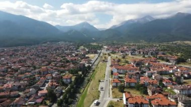 Bulgaristan 'ın Blagoevgrad bölgesinin ünlü Bansko kayak beldesinin hava manzarası