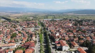 Bulgaristan 'ın Blagoevgrad bölgesinin ünlü Bansko kayak beldesinin hava manzarası
