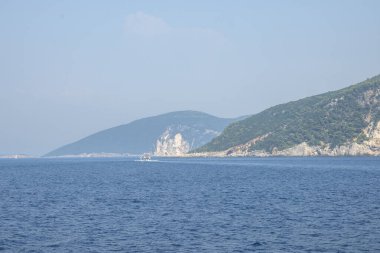 Lefkada, Cephalonia, Ithaca ve Meganisi adaları arasında İyon Denizi 'nin İnanılmaz Denizi