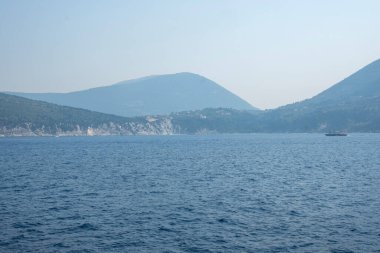 Lefkada, Cephalonia, Ithaca ve Meganisi adaları arasında İyon Denizi 'nin İnanılmaz Denizi