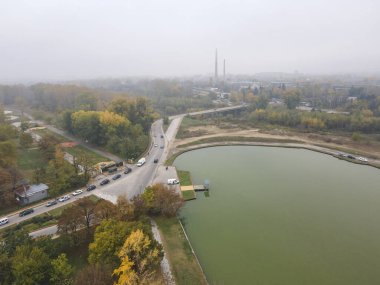 Bulgaristan 'ın Pazardzhik kentinin sisle kaplı muhteşem hava manzarası