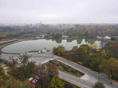 Bulgaristan 'ın Pazardzhik kentinin sisle kaplı muhteşem hava manzarası