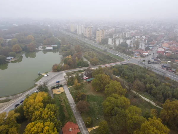 Bulgaristan 'ın Pazardzhik kentinin sisle kaplı muhteşem hava manzarası