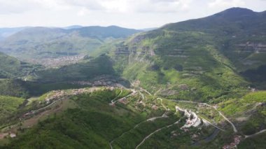Bulgaristan 'ın Balkan Dağları' nın Bov köyü yakınlarındaki İskar boğazının şaşırtıcı hava manzarası