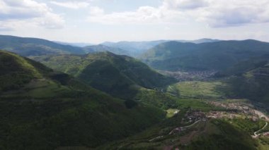 Bulgaristan 'ın Balkan Dağları' nın Bov köyü yakınlarındaki İskar boğazının şaşırtıcı hava manzarası