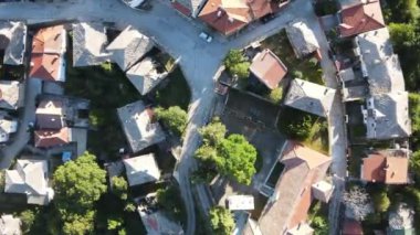 Bulgaristan 'ın Filibe Bölgesi, Otantik ondokuzuncu yüzyıl evleriyle Yavrovo köyünün hava manzarası