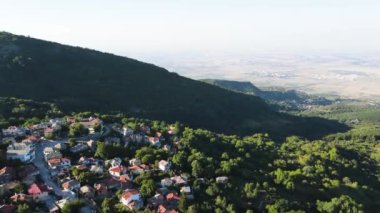 Bulgaristan 'ın Filibe Bölgesi, Otantik ondokuzuncu yüzyıl evleriyle Yavrovo köyünün hava manzarası