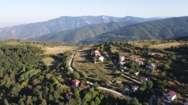 Bulgaristan 'ın Filibe Bölgesi, Otantik ondokuzuncu yüzyıl evleriyle Yavrovo köyünün hava manzarası