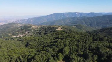 Bulgaristan 'ın Filibe Bölgesi, Otantik ondokuzuncu yüzyıl evleriyle Yavrovo köyünün hava manzarası