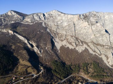 Balkan Dağları ve Vratsata Geçidi 'nin İnanılmaz Sonbahar Manzarası, Bulgaristan