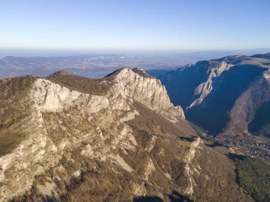 Balkan Dağları ve Vratsata Geçidi 'nin İnanılmaz Sonbahar Manzarası, Bulgaristan