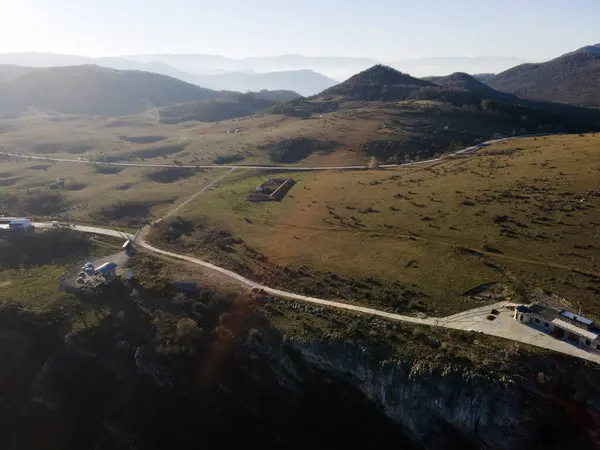 Balkan Dağları ve Vratsata Geçidi 'nin İnanılmaz Sonbahar Manzarası, Bulgaristan