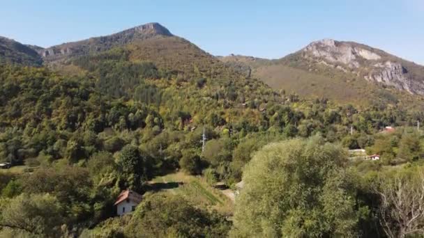 Vista Aérea Las Montañas Balcánicas Cerca Del Monasterio Glozhene San — Vídeo de stock