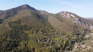 Bulgaristan 'ın Saint George, Lovech bölgesindeki Glozhene Manastırı yakınlarındaki Balkan Dağları' nın hava manzarası